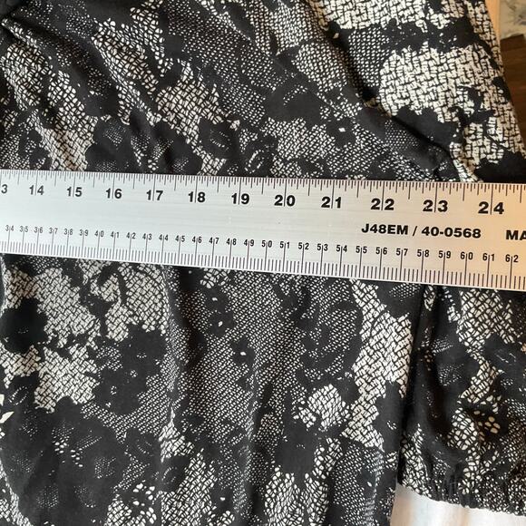 Faded Glory Women Half Sleeve V-neck Floral Blouse size XL (16W), Black & Gray - Picture 2 of 6